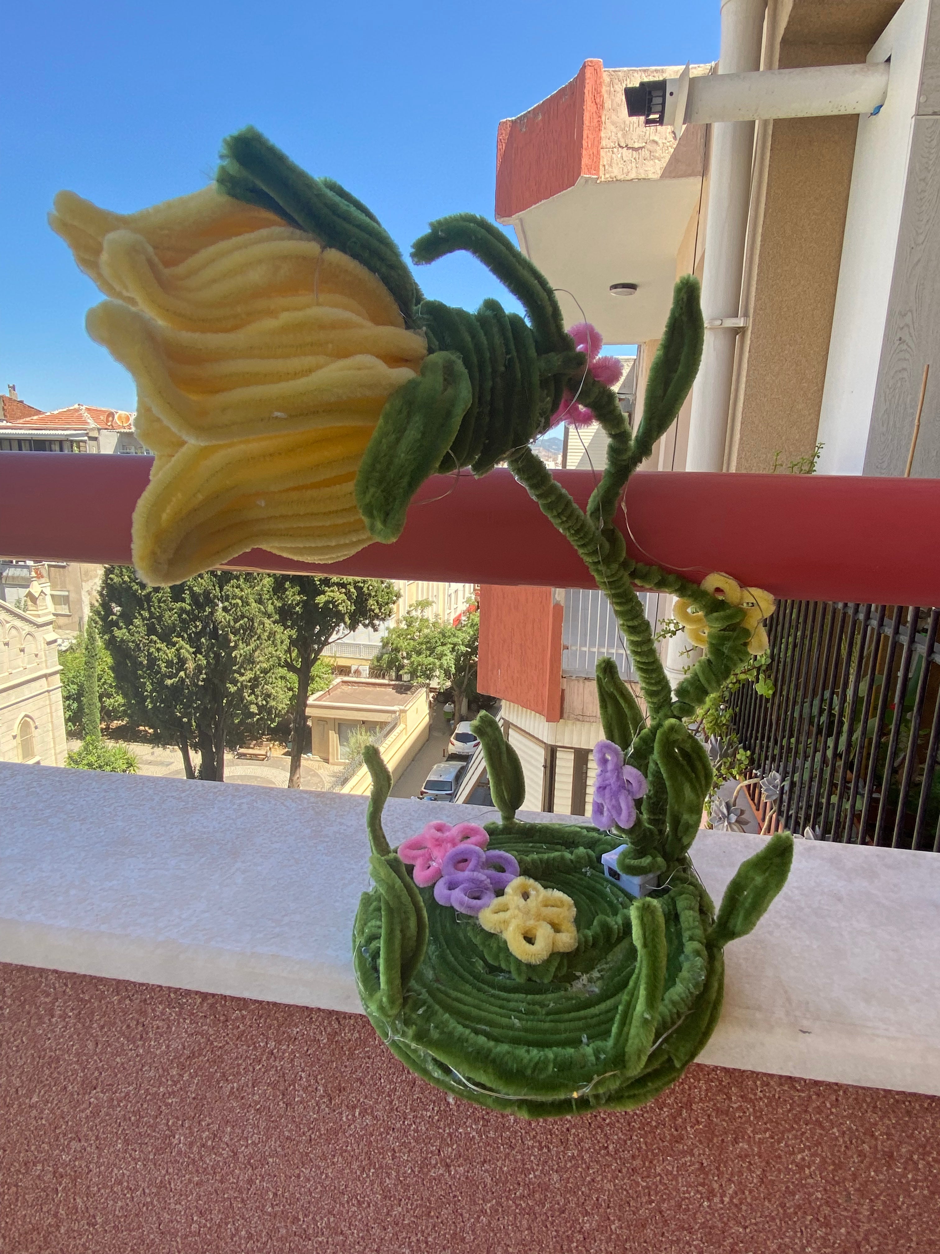 Sarı çiçek şönilden lamba 🌼    Yellow flower chenille lamp 🌼