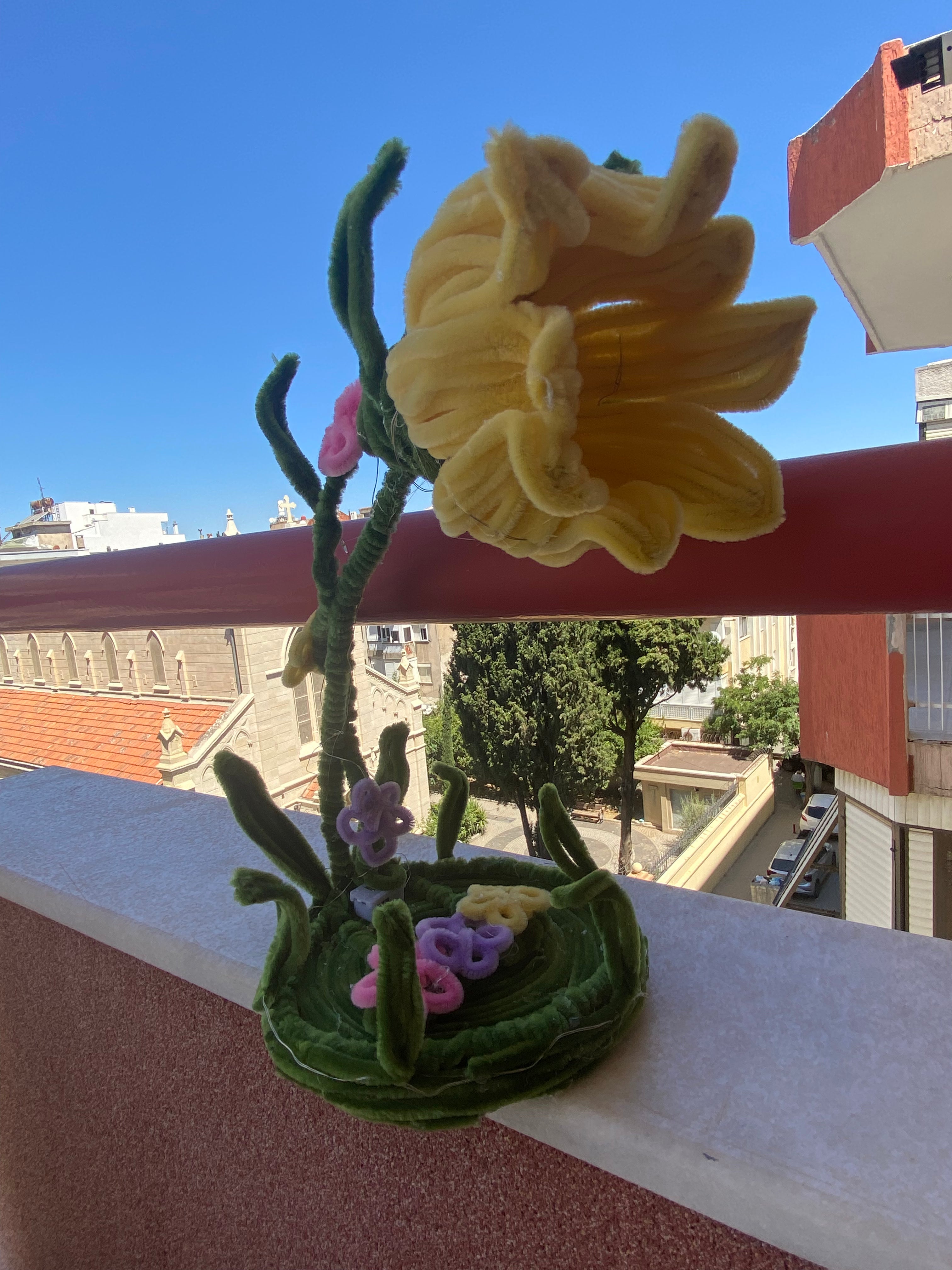 Sarı çiçek şönilden lamba 🌼    Yellow flower chenille lamp 🌼