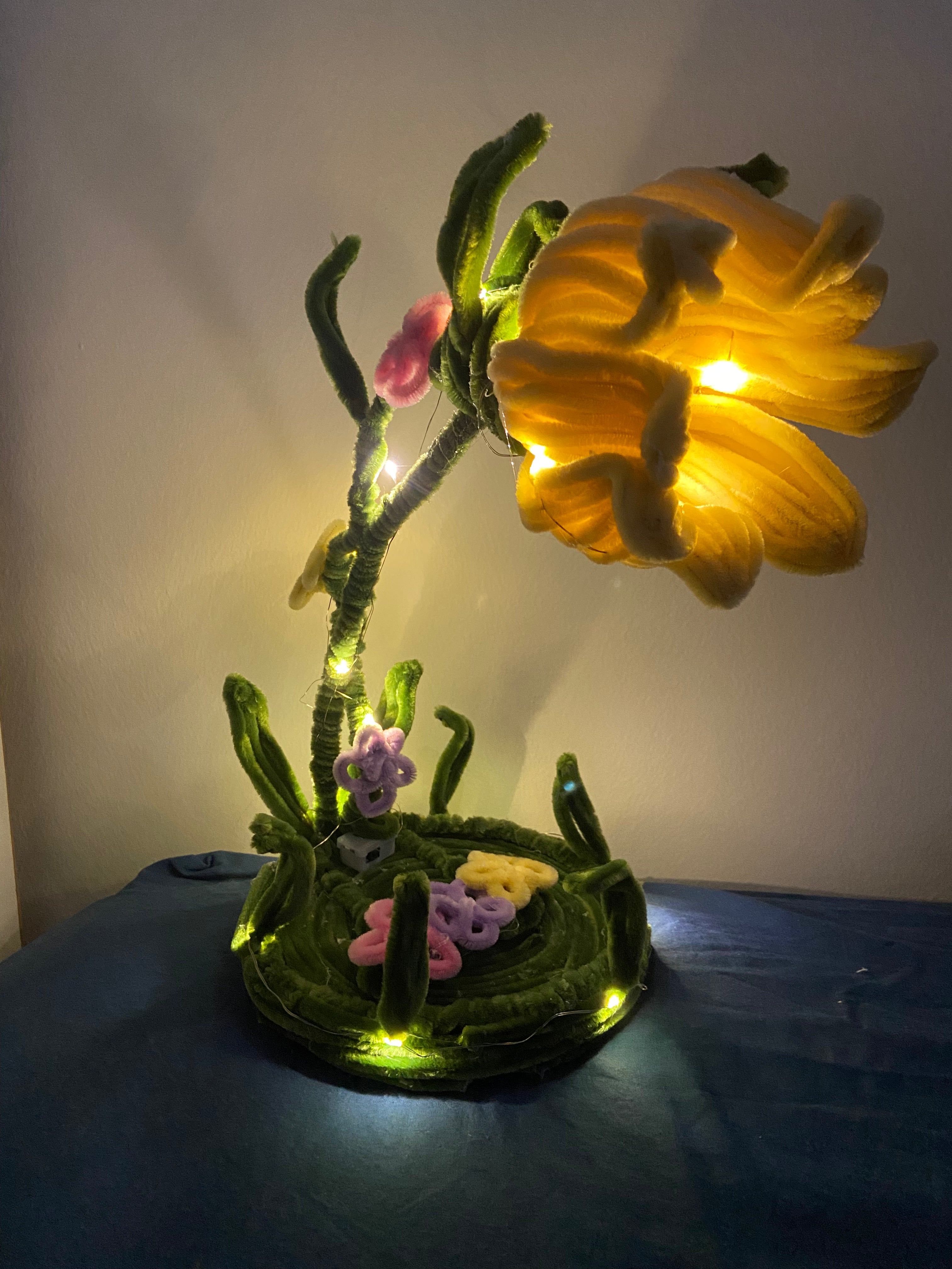 Sarı çiçek şönilden lamba 🌼    Yellow flower chenille lamp 🌼