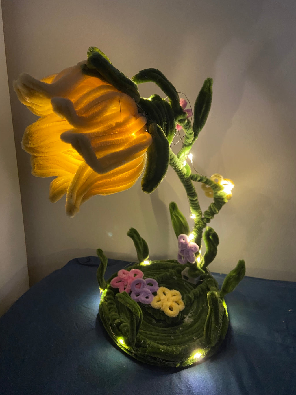 Sarı çiçek şönilden lamba 🌼    Yellow flower chenille lamp 🌼